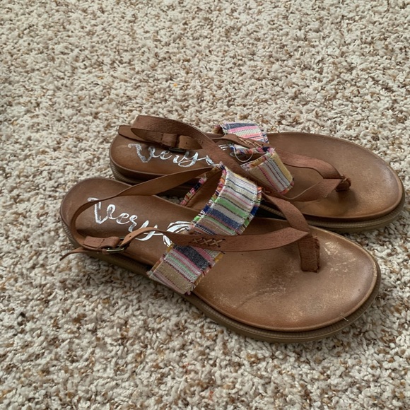 Very G Axel Sandals - Picture 3 of 4